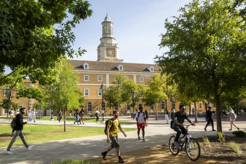 UNT students walk to class on the first day.